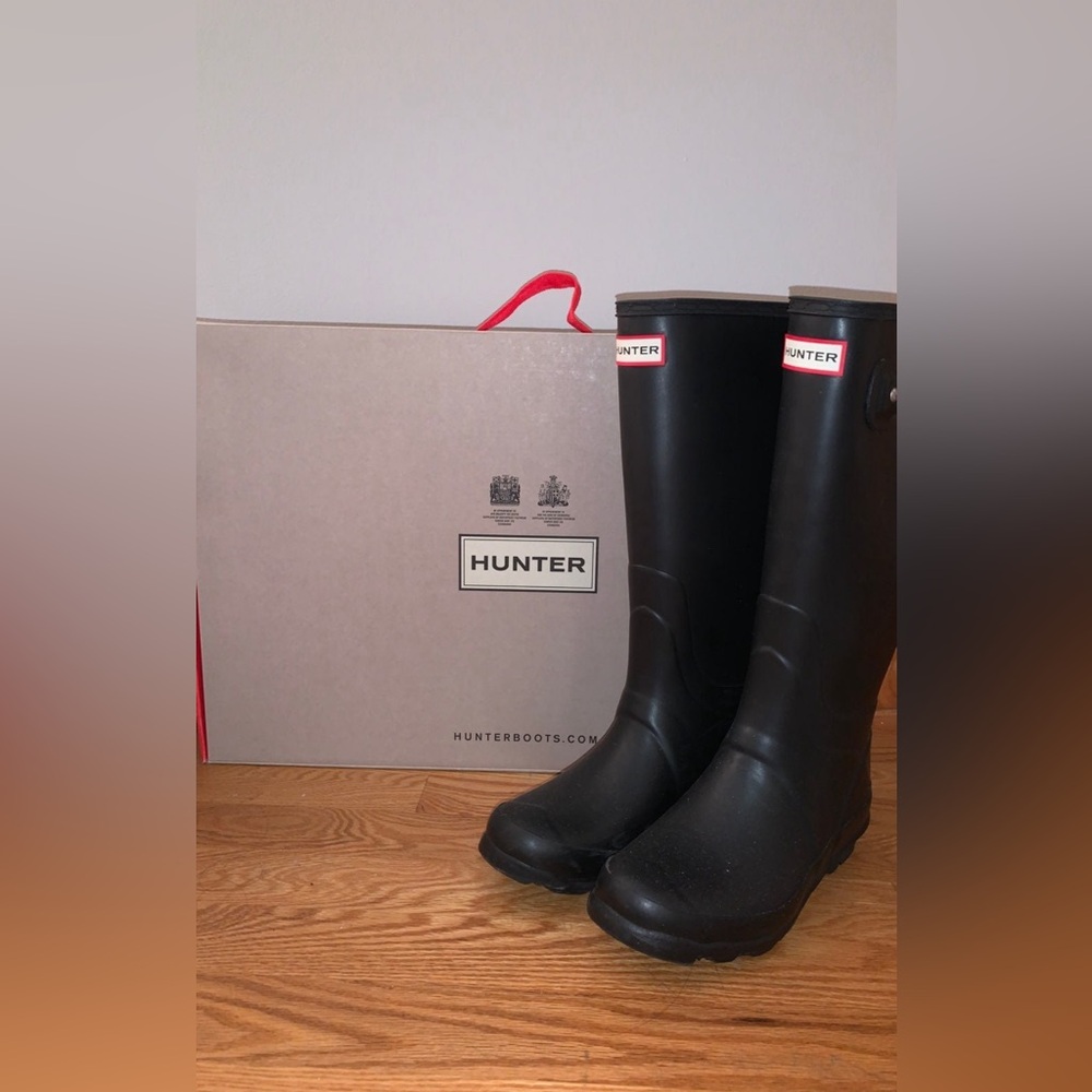 Size 6 blackk hunters